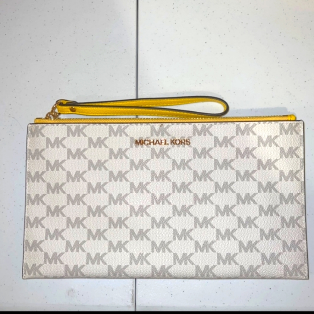 ⭕ SOLD ⭕Michael Kors Jetset Logo Clutch